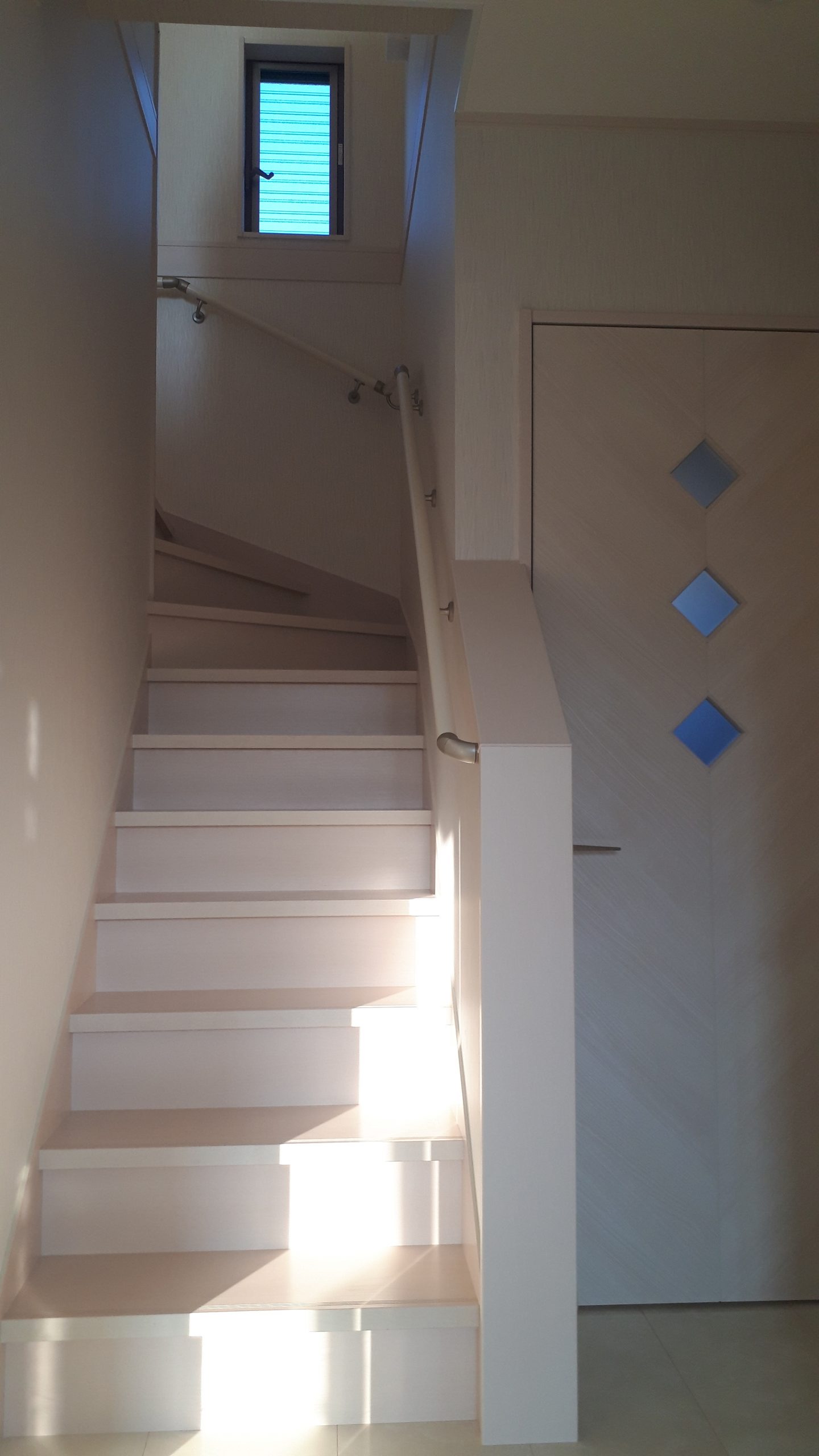 階段、ドアや建材も白で清潔感