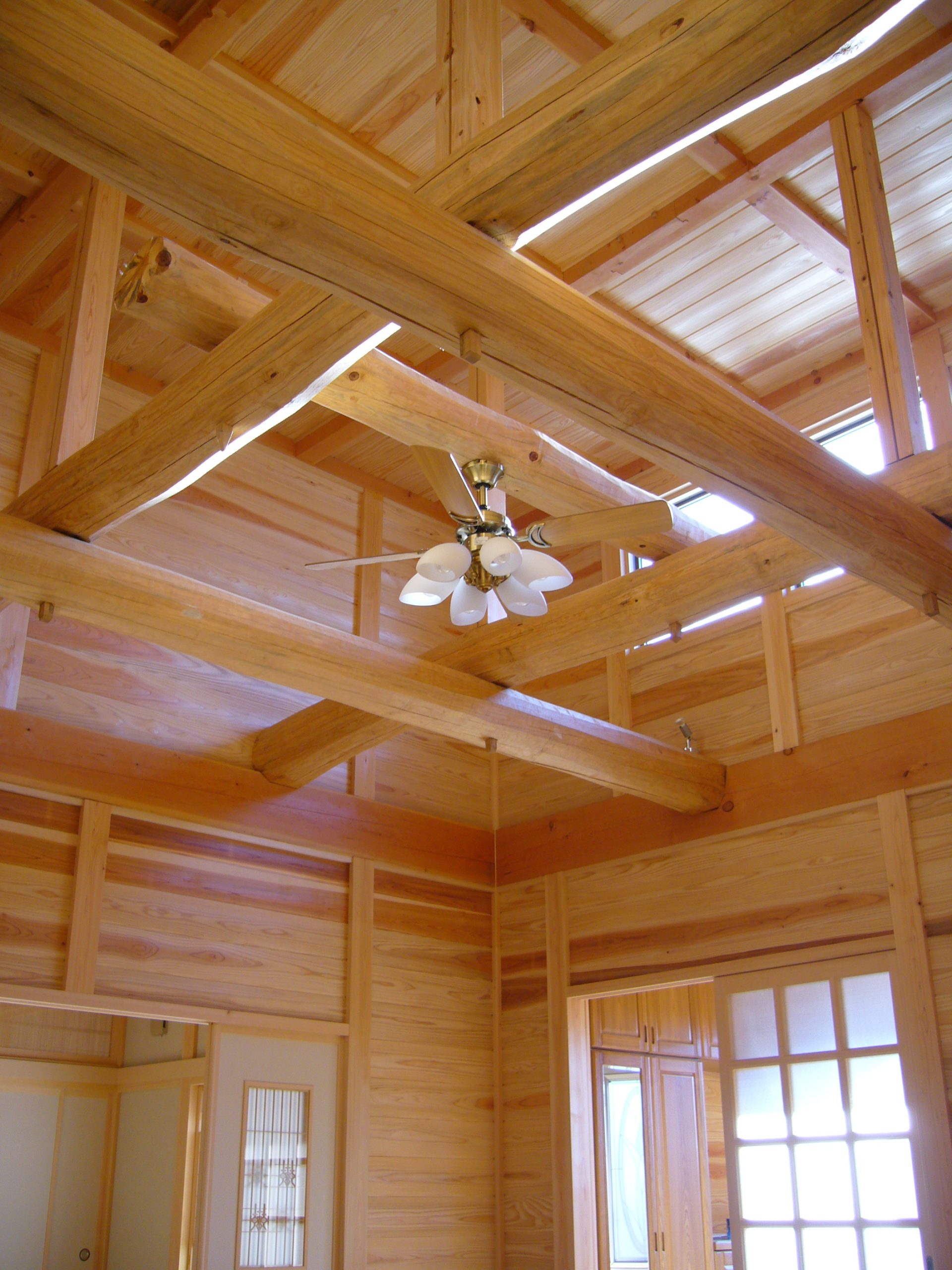 梁組を見せたリビングです。天井、壁は杉板張りの天然素材の家。